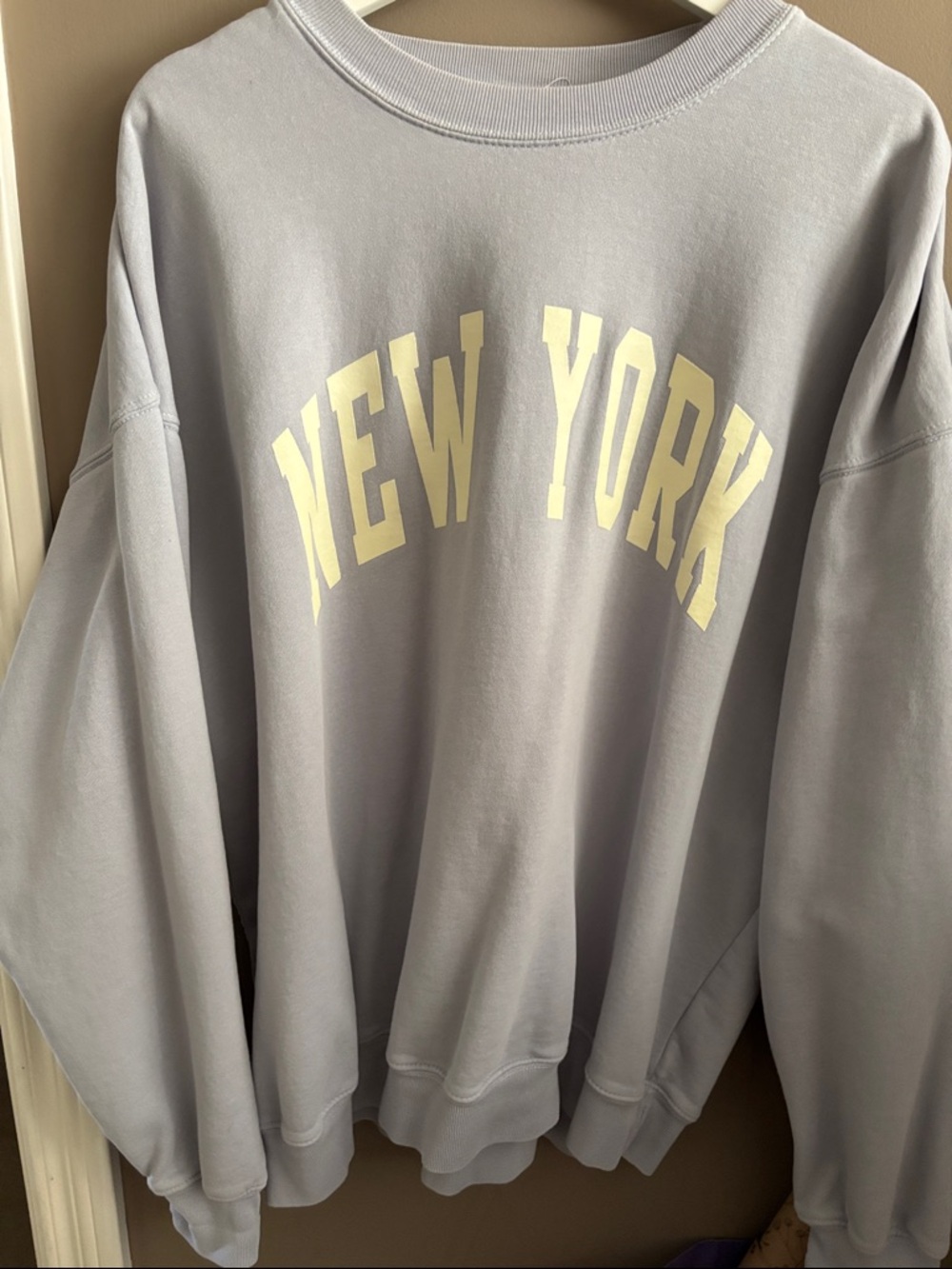 Brandy Melville NEW YORK Crewneck Sweatshirt in Light Lavender